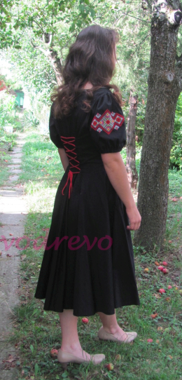 Čierne vyšívané šaty