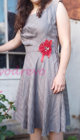 Sivé bodkované šaty