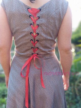 Sivé bodkované šaty